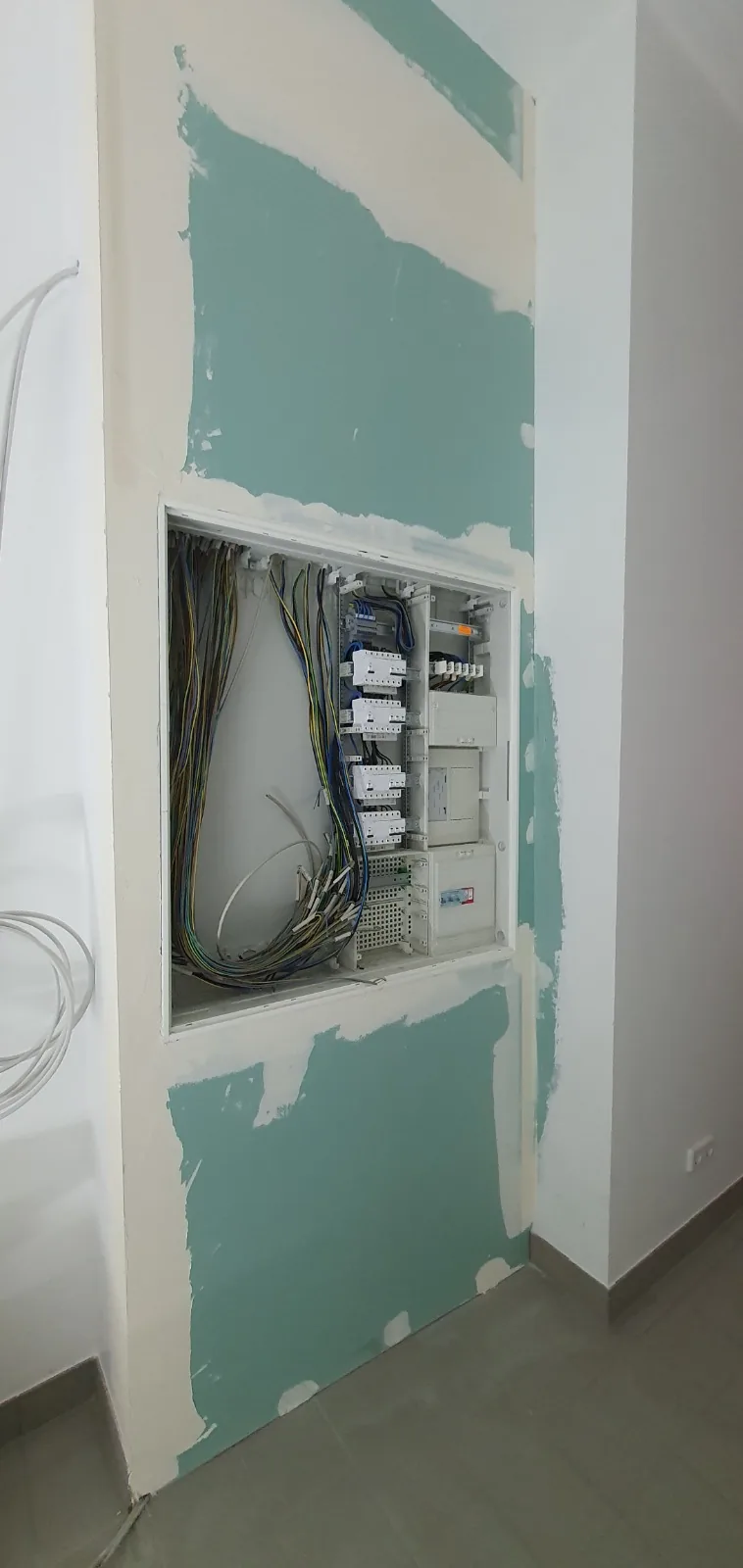 Elektroverteiler im Trockenbau · Baustellenfoto