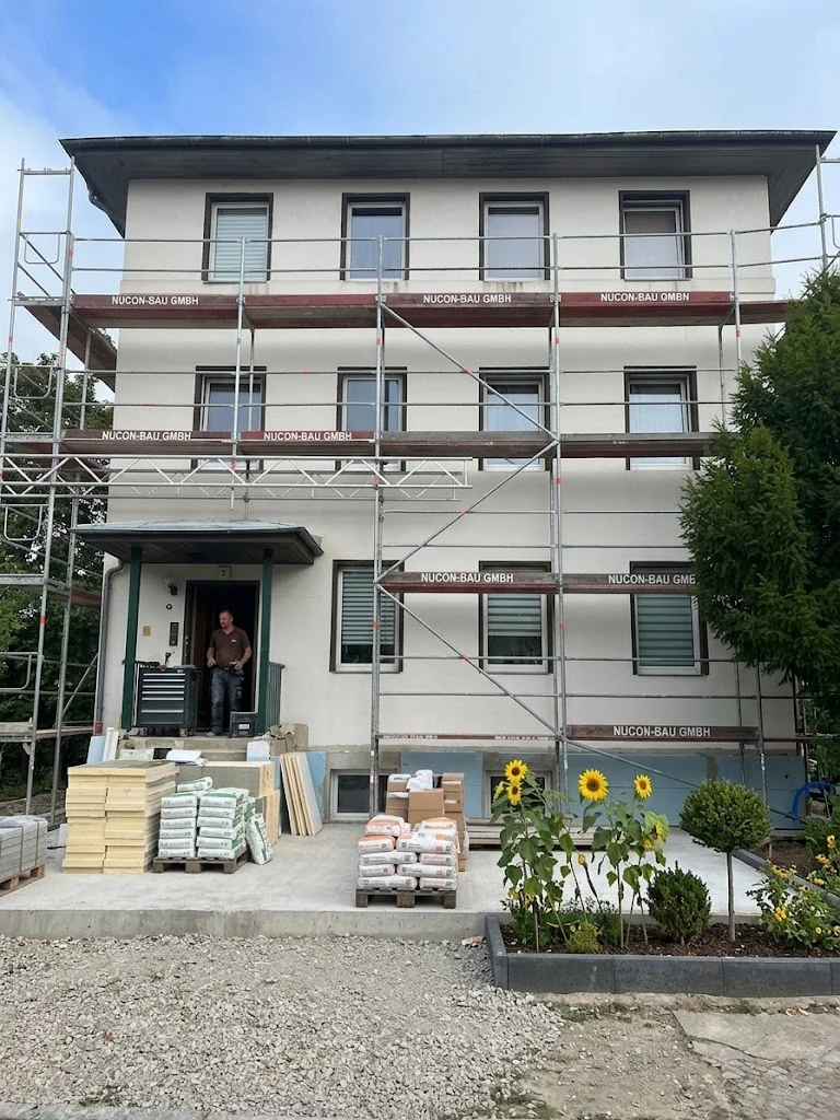 Wohnhaus mit Gerüst · Baustellenfoto