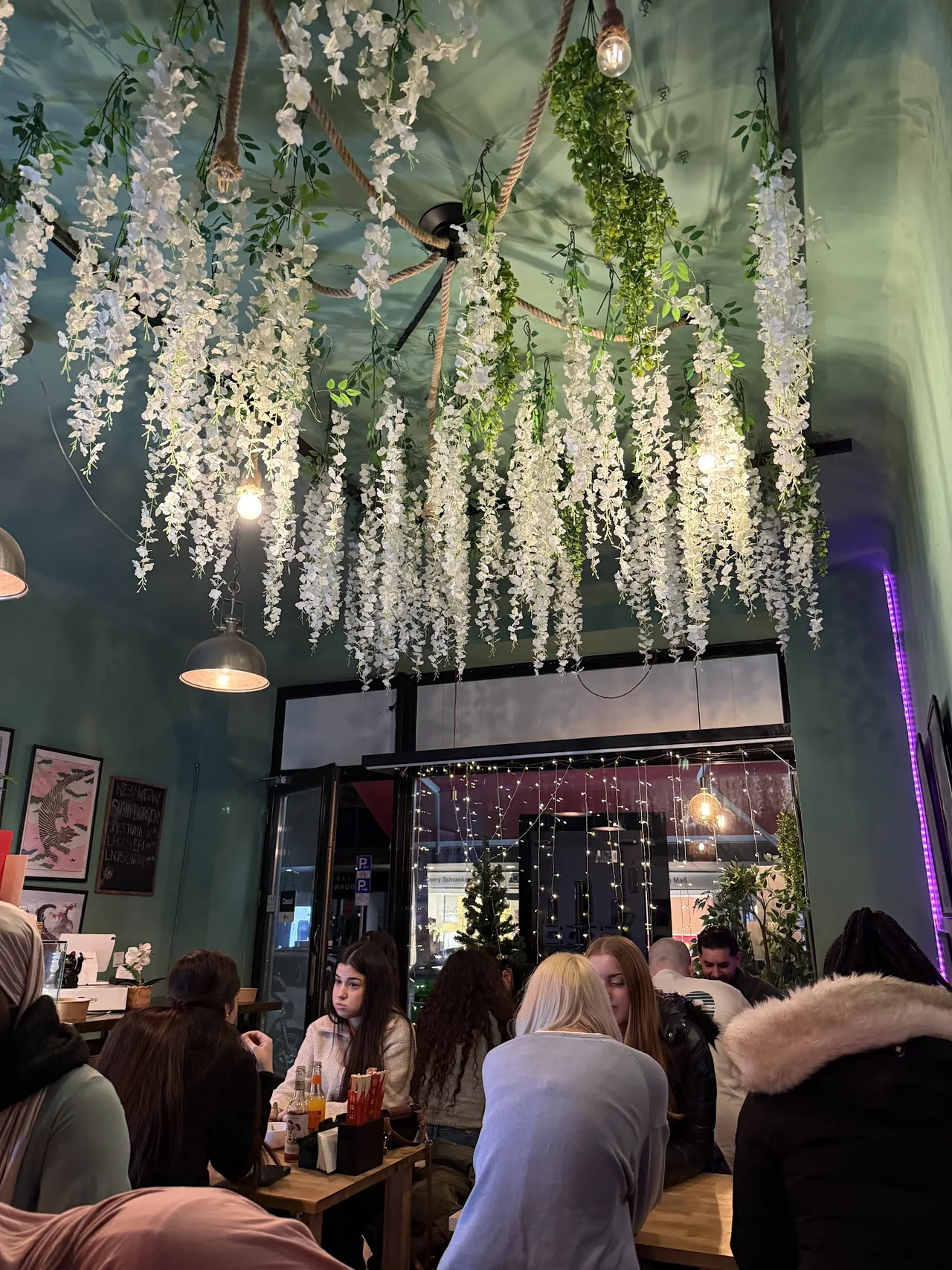 Fusion Sushi & Bowls · Gastraum · Foto: Google Maps