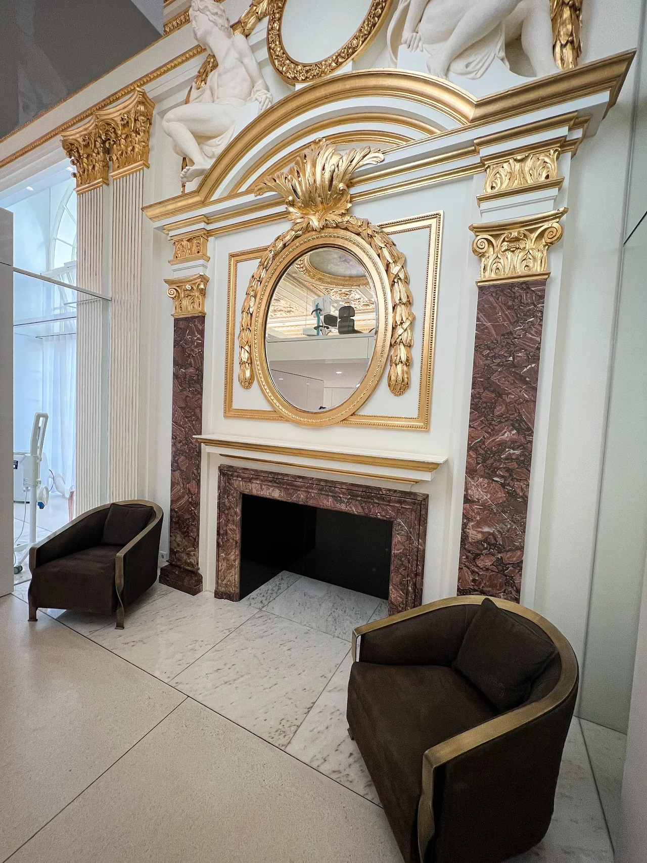 Zahnärzte im Kaisersaal · Wartebereich · Foto: Google Maps