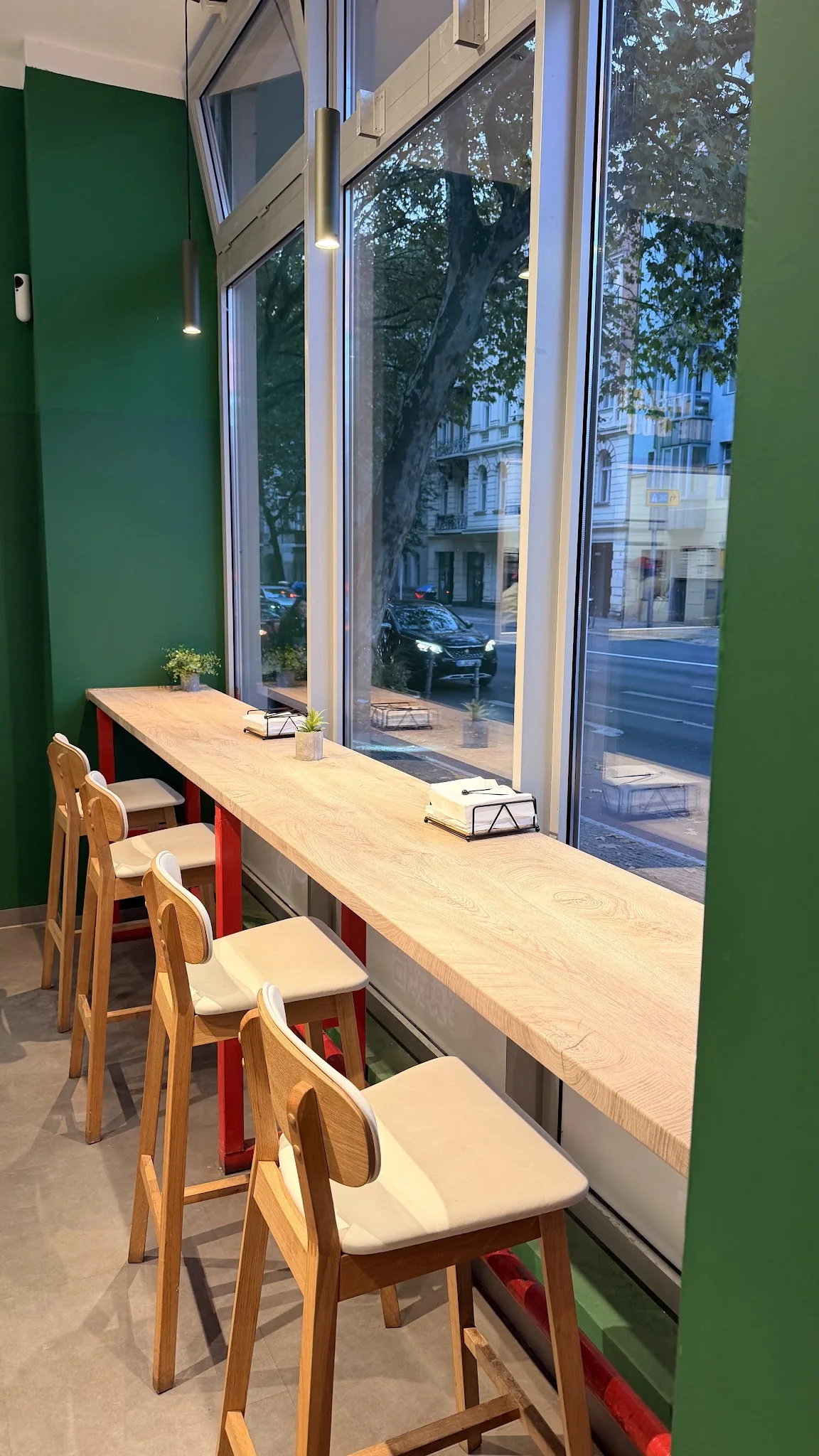 Papa John’s Moabit · Sitzbereich am Fenster · Foto: Google Maps